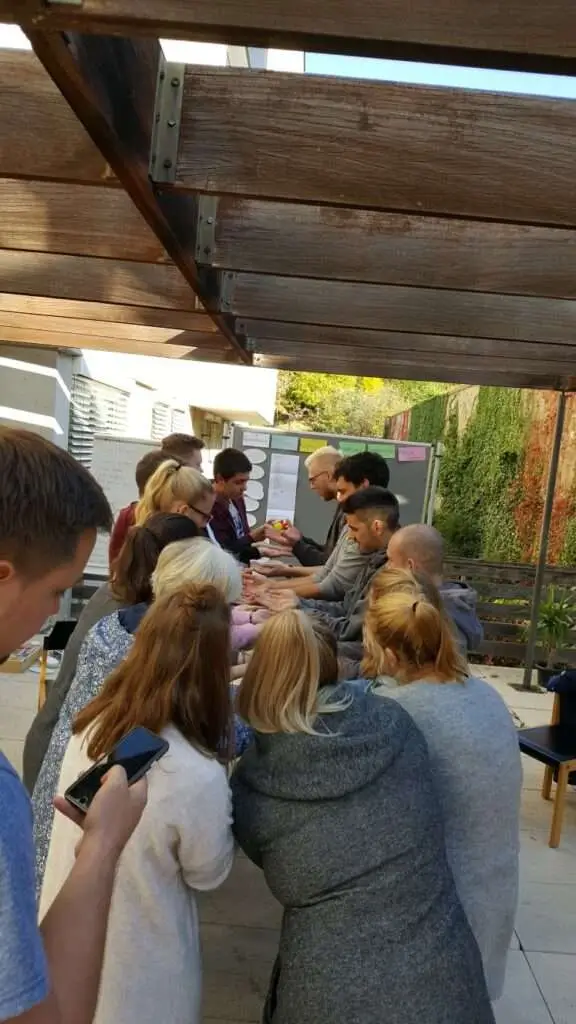 Junge Menschen stehen in einer Gruppe zusammen